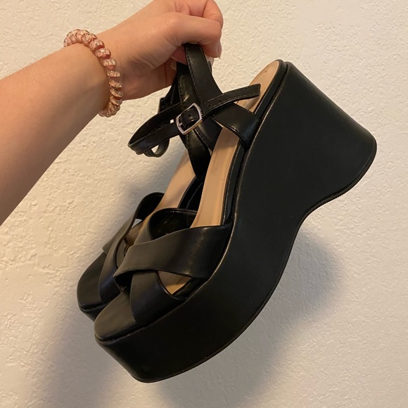 Soda Black Platform Sandals - Picture 1 of 6